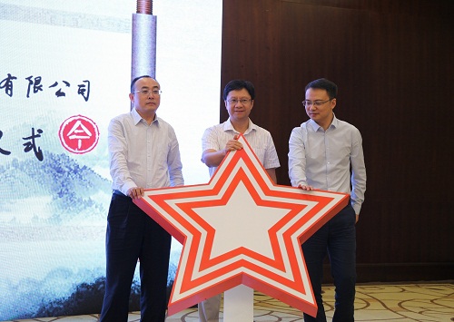 方正電子總裁楊斌（中）、華為中國(guó)區(qū)企業(yè)BG廣電媒資業(yè)務(wù)部副部長(zhǎng)張宏中（右一）、方正電子數(shù)字出版與教育業(yè)務(wù)部總經(jīng)理劉長(zhǎng)明（左一）共同發(fā)布融合云出版解決方案.jpg