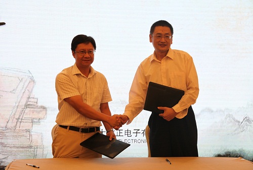 方正電子總裁楊斌（左）、國(guó)家開放大學(xué)出版?zhèn)髅郊瘓F(tuán)總編輯、中央廣播電視大學(xué)出版社總編輯任巖（右）代表雙方簽約.jpg